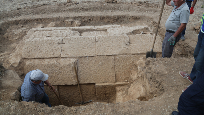 Muğla'da çiftçinin traktörüyle sürdüğü tarlada 2400 yıllık oda mezar bulundu